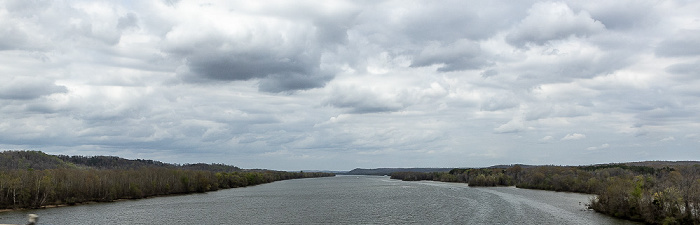Blick von der Jimmy Mann Evans Memorial Bridge (Interstate I-40): Tennessee River Humphreys County (Tennessee)