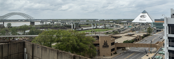 Blick vom Comfort Inn Downtown: Mississippi River mit Hernando de Soto Bridge, Interstate I-40, Memphis Pyramid Memphis