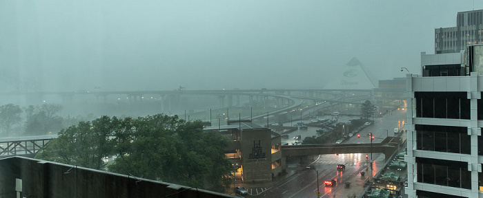 Blick vom Comfort Inn Downtown: Hernando de Soto Bridge, Interstate I-40, Memphis Pyramid Memphis
