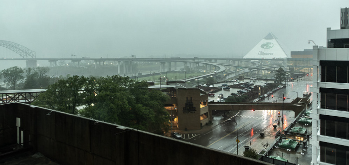 Blick vom Comfort Inn Downtown: Hernando de Soto Bridge, Interstate I-40, Memphis Pyramid Memphis
