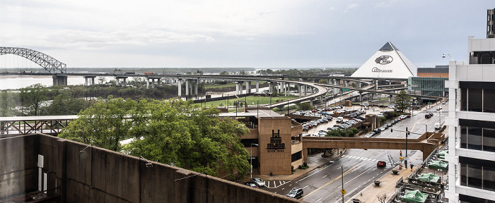 Blick vom Comfort Inn Downtown: Hernando de Soto Bridge, Interstate I-40, Memphis Pyramid Memphis