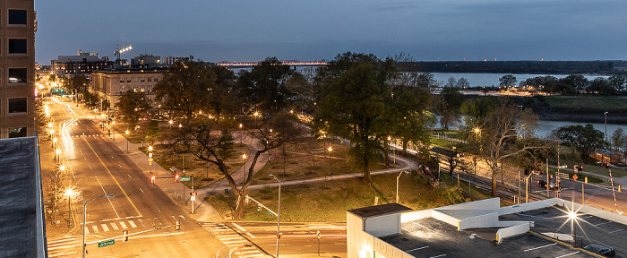 Blick vom Comfort Inn Downtown: North Front Street, Fourth Bluff Park, Riverside Drive, Wolf River Harbor, Mud Island River Park, Mississippi River Memphis