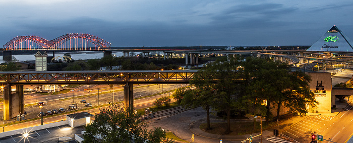 Blick vom Comfort Inn Downtown: Mississippi River mit der Hernando de Soto Bridge, Interstate I-40, Memphis Pyramid Memphis