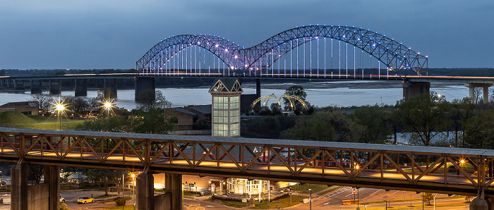 Blick vom Comfort Inn Downtown: Mississippi River mit der Hernando de Soto Bridge, Interstate I-40 Memphis