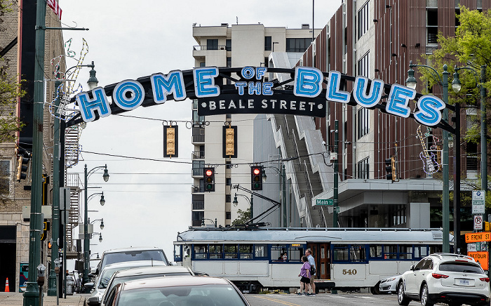 Beale Street / South Main Street mit einem Memphis Main Street Trolley Memphis