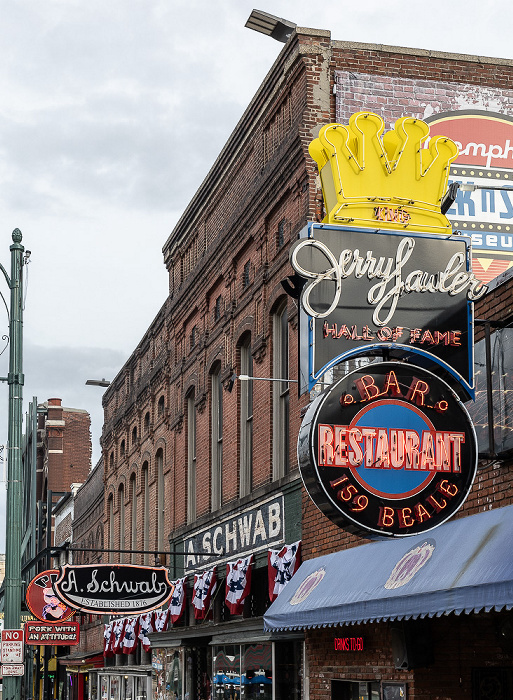 Beale Street (v.r.): King Jerry Lawler's Hall of Fame Bar & Grille, A. Schwab, The Pig On Beale Memphis
