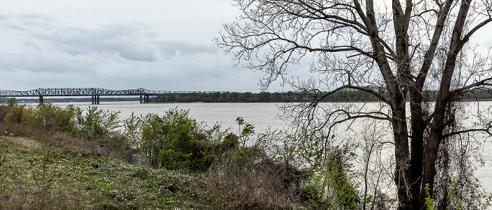 Blick vom Tom Lee Park: Mississippi River mit (von vorne) der Harahan Bridge (Big River Crossing), der Frisco Bridge und der Memphis & Arkansas Bridge Memphis
