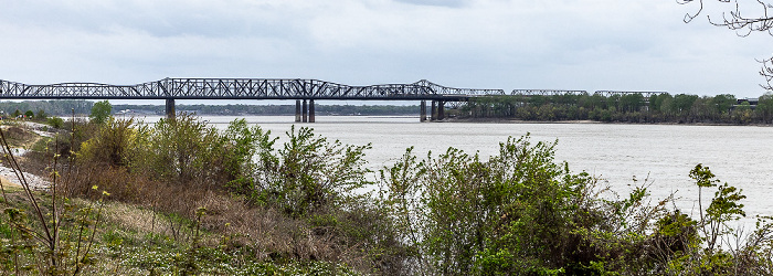 Blick vom Tom Lee Park: Mississippi River mit (von vorne) der Harahan Bridge (Big River Crossing), der Frisco Bridge und der Memphis & Arkansas Bridge Memphis