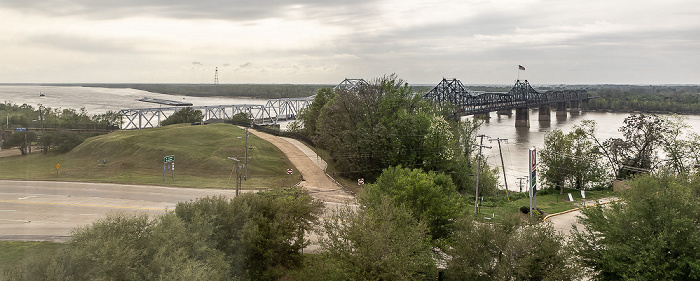 Blick aus dem Ameristar Hotel: Mississippi River mit der Vicksburg Bridge und der Old Vicksburg Bridge Vicksburg