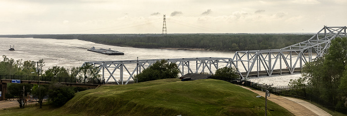 Blick aus dem Ameristar Hotel: Mississippi River mit der Vicksburg Bridge Vicksburg