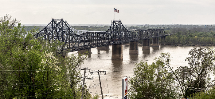 Blick aus dem Ameristar Hotel: Mississippi River mit der Old Vicksburg Bridge Vicksburg