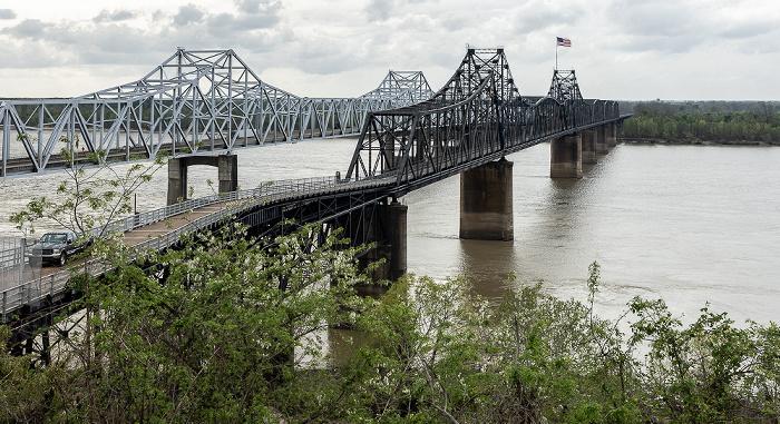 Mississippi River mit der Vicksburg Bridge (links) und der Old Vicksburg Bridge Vicksburg