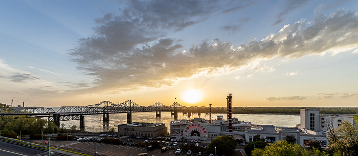 Mississippi River mit der Vicksburg Bridge und der Old Vicksburg Bridge, Ameristar Casino Hotel Vicksburg Vicksburg
