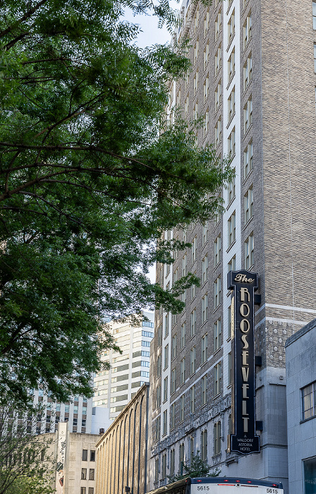 Central Business District: Baronne Street mit dem Roosevelt Hotel New Orleans