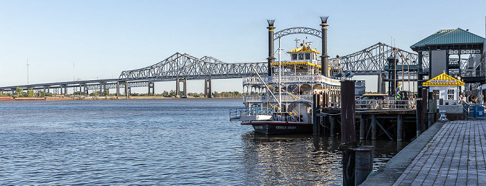 Blick von der Spanish Plaza: Mississippi River, Paddlewheeler Creole Queen, Crescent City Connection New Orleans