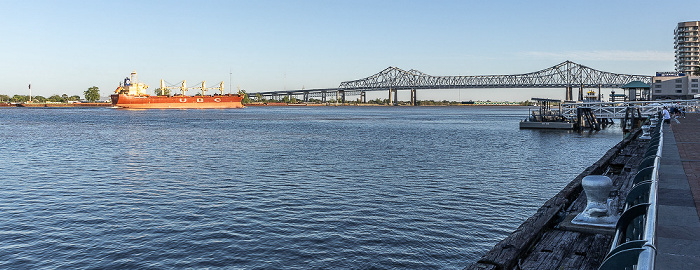 Blick vom Moonwalk: Mississippi River, Crescent City Connection New Orleans
