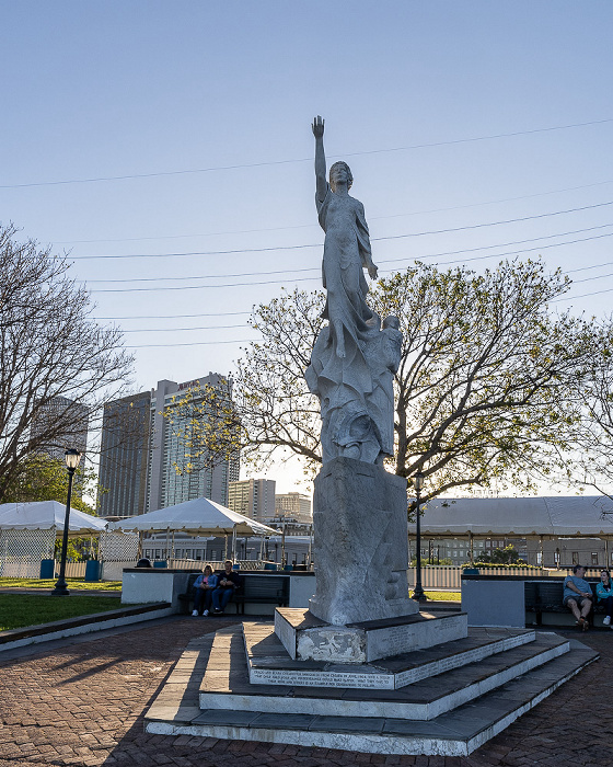 Woldenberg Riverfront Park: Monument to the Immigrant New Orleans