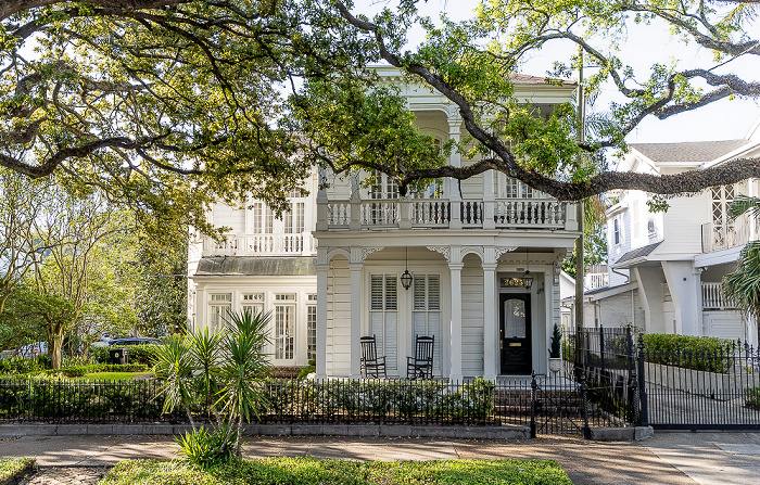 Blick aus der St Charles Streetcar: Saint Charles Avenue New Orleans