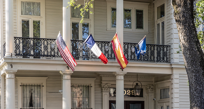 Blick aus der St Charles Streetcar: Saint Charles Avenue New Orleans