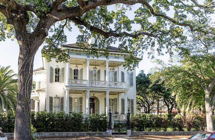 Blick aus der St Charles Streetcar: Saint Charles Avenue New Orleans