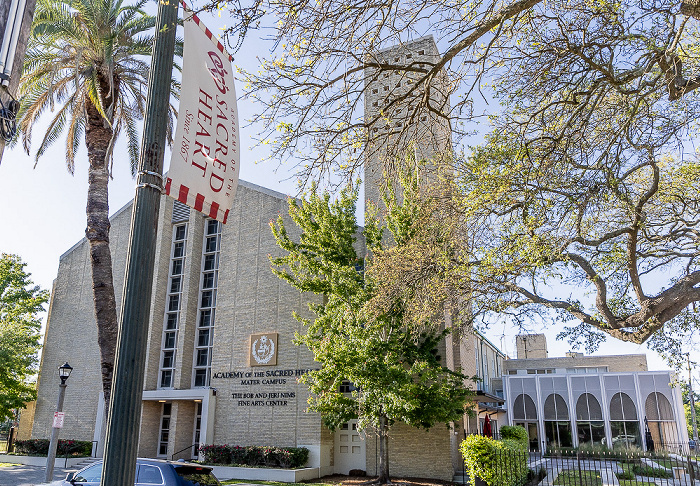 Blick aus der St Charles Streetcar: Saint Charles Avenue - Academy of the Sacred Heart (Mater Campus) New Orleans