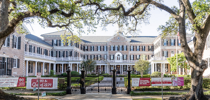 Blick aus der St Charles Streetcar: Saint Charles Avenue - Academy of the Sacred Heart (Rosary Campus) New Orleans