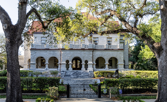 Blick aus der St Charles Streetcar: Saint Charles Avenue - The Brown Mansion New Orleans