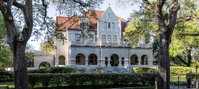 Blick aus der St Charles Streetcar: Saint Charles Avenue - The Brown Mansion New Orleans