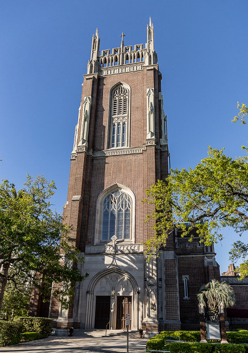 Blick aus der St Charles Streetcar: Saint Charles Avenue - Loyola University New Orleans mit der Holy Name of Jesus Catholic Church New Orleans