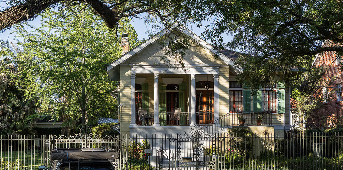 Blick aus der St Charles Streetcar: Saint Charles Avenue New Orleans
