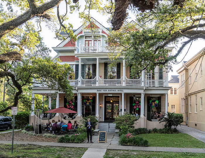 Blick aus der St Charles Streetcar: Saint Charles Avenue - Park View Historic Hotel New Orleans