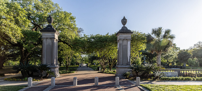 Blick aus der St Charles Streetcar: Saint Charles Avenue - Audubon Park New Orleans