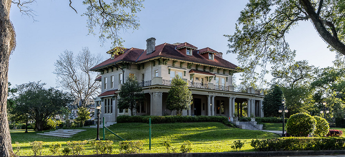 Blick aus der St Charles Streetcar: Saint Charles Avenue - Milton H. Latter Memorial Library New Orleans