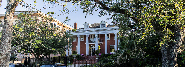 Blick aus der St Charles Streetcar: Saint Charles Avenue - Rosenberg House New Orleans