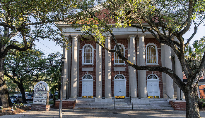Blick aus der St Charles Streetcar: Saint Charles Avenue - Covenant Presbyterian Church New Orleans