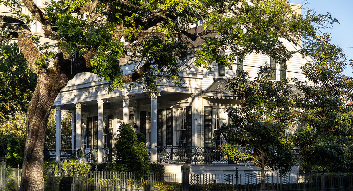 Blick aus der St Charles Streetcar: Saint Charles Avenue / Third Street New Orleans