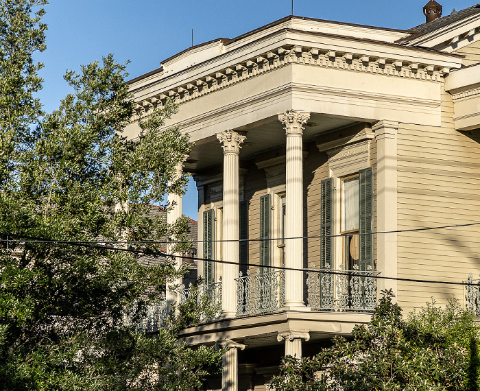 Blick aus der St Charles Streetcar: Saint Charles Avenue New Orleans