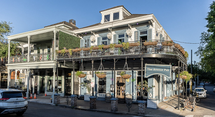 Blick aus der St Charles Streetcar: Saint Charles Avenue / Polymnia Street - Avenue Pub New Orleans