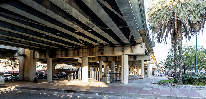 Blick aus der St Charles Streetcar: Saint Charles Avenue (unten), Pontchartrain Expressway New Orleans
