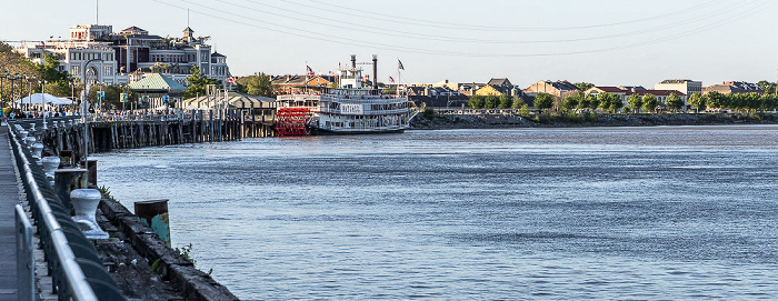 Mississippi River mit dem Steamboat Natchez New Orleans