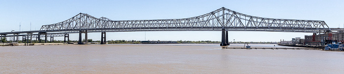 Blick vom Steamboat Natchez: Mississippi River mit der Crescent City Connection New Orleans