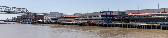 Blick vom Steamboat Natchez: Mississippi River, Port of New Orleans mit dem Julia St Cruise Terminal New Orleans
