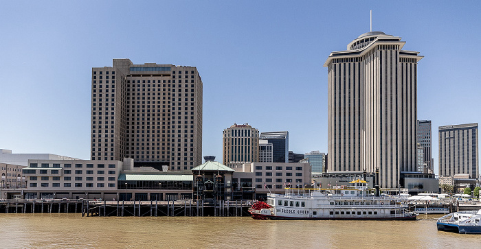 Blick vom Steamboat Natchez: Mississippi River, Hilton New Orleans Riverside (links), World Trade Center mit dem Vue Orleans New Orleans