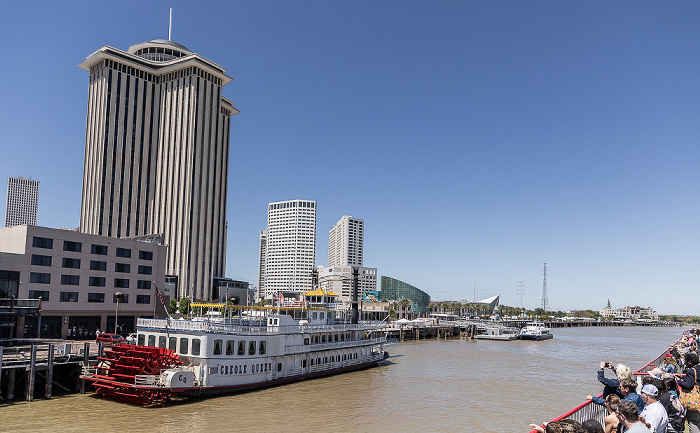 Blick vom Steamboat Natchez: Mississippi River mit der Paddlewheeler Creole Queen New Orleans