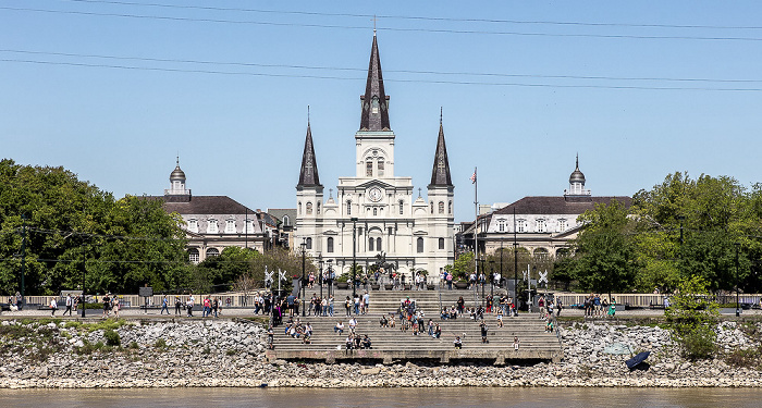 Blick vom Steamboat Natchez: Mississippi River, French Quarter (Vieux Carré) mit (v.l.) The Cabildo, der Cathedral-Basilica of Saint Louis King of France und The Presbytère New Orleans