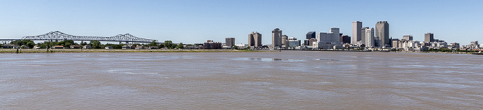 Blick vom Steamboat Natchez: Mississippi River, Crescent City Connection (links), Central Business District New Orleans