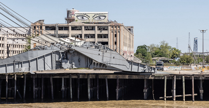 Blick vom Steamboat Natchez: Mississippi River mit der MV Cape Knox, Buildings 1000 Poland Avenue New Orleans