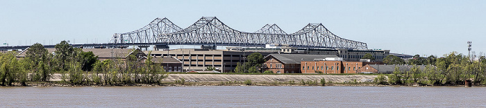 Blick vom Steamboat Natchez: Mississippi River, Headquarters - U.S. Marine Forces Reserve, Crescent City Connection New Orleans