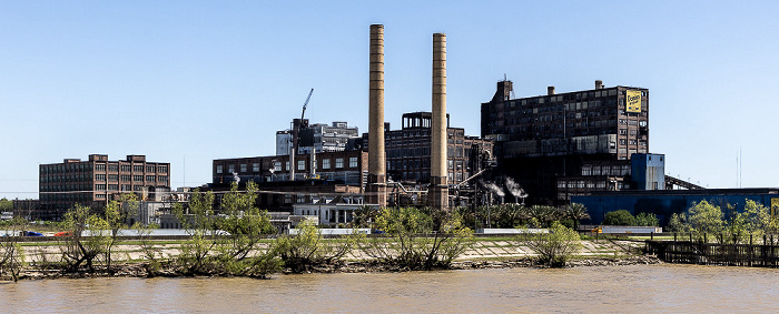 Blick vom Steamboat Natchez: Mississippi River, Domino Sugar Chalmette Refinery New Orleans