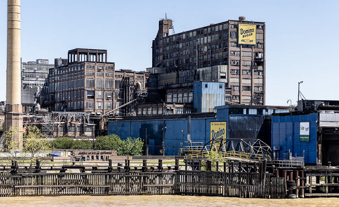 Blick vom Steamboat Natchez: Mississippi River, Domino Sugar Chalmette Refinery New Orleans